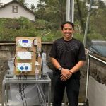 Prof Ir Anton yudhana ph D  berpose di samping prototipe sistem irigasi berbasis internet of things iot hasil risetnya yang dirancang untuk membantu petani mengelola air secara efisien dan presisi